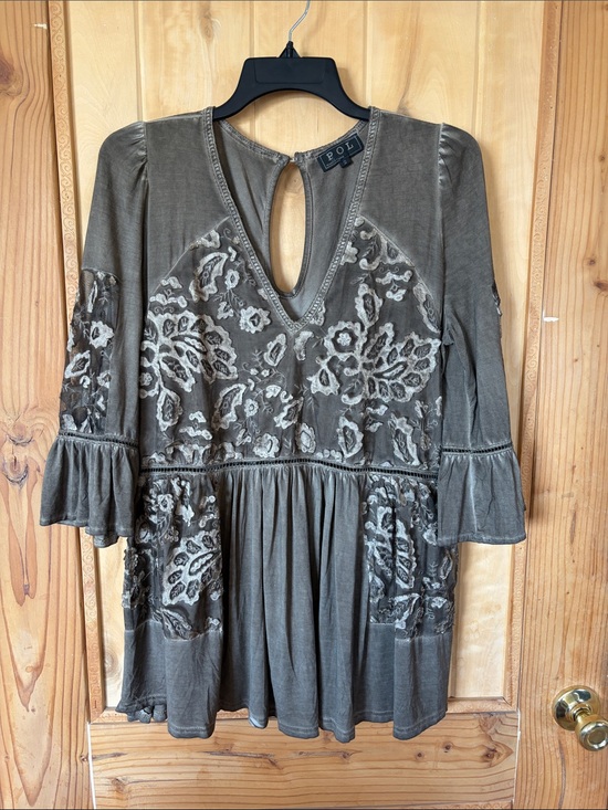POL Tops - 🆕 POL Olive Green Lace Accent Tunic Top